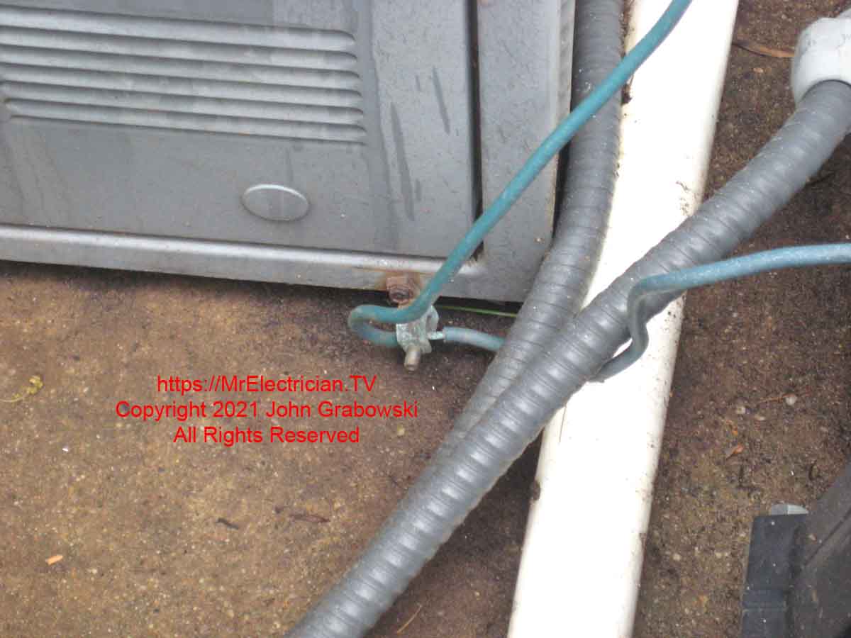 Swimming pool heater with bonding wire connection